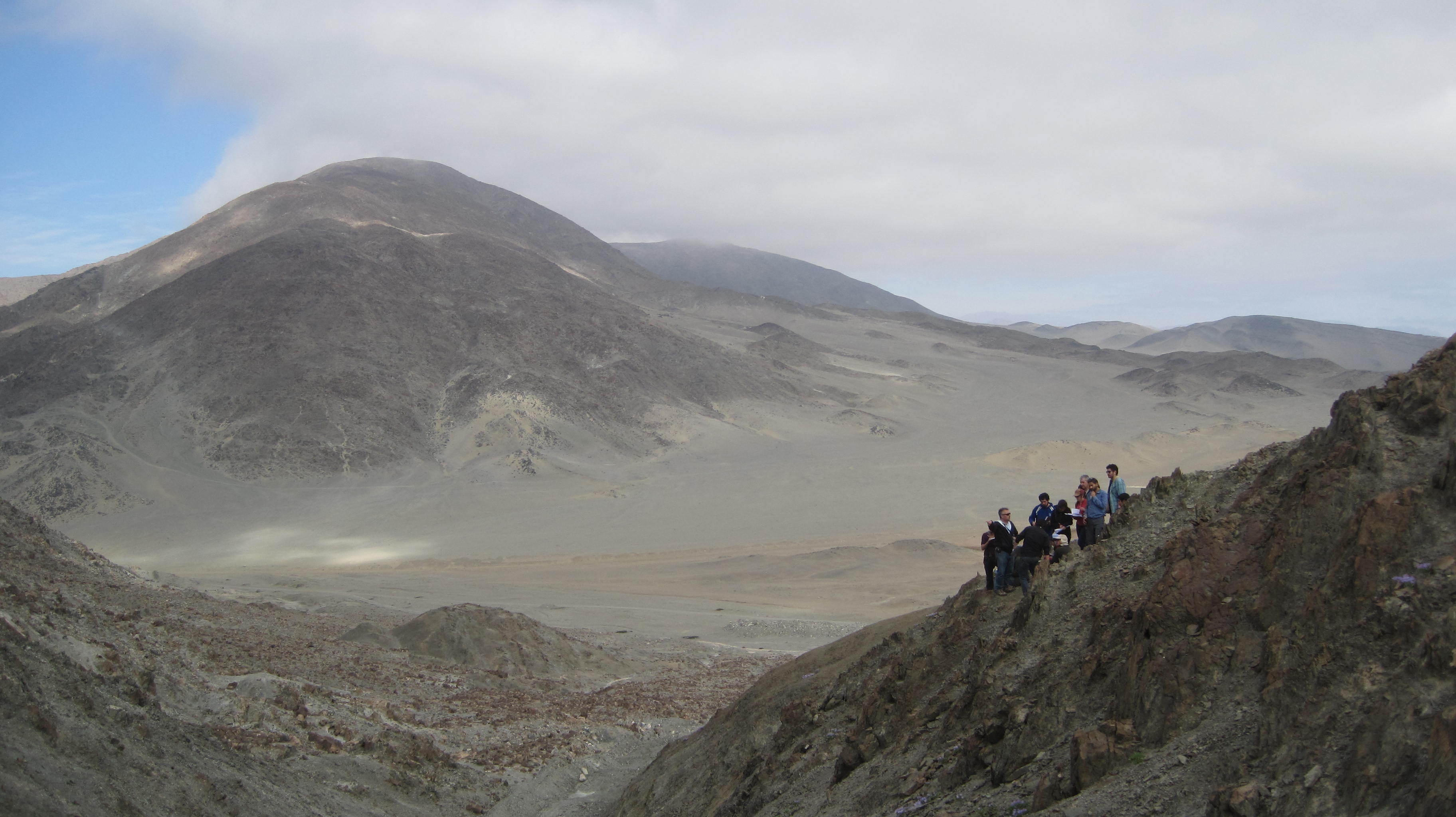 Terreno del curso Geología Estructural, Desierto de Atacama, sector Falla Coloso